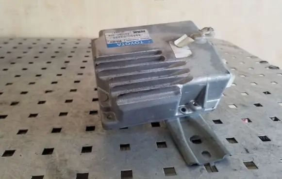 Toyota Corolla E120 E130 Power steering control unit/module 8965002020