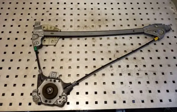Rear door manual window regulator
