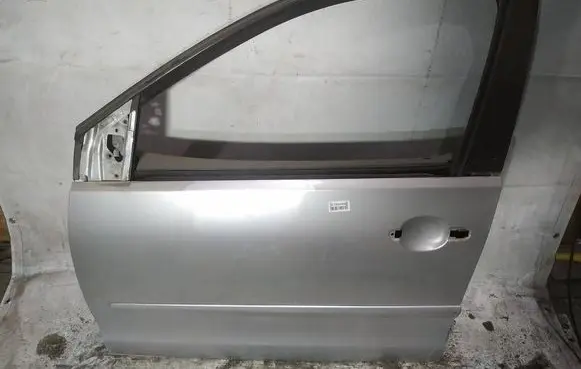 Volkswagen Polo IV 9N3 Front door pilkos