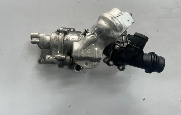 Mercedes-Benz C W205 Water pump A2742000701