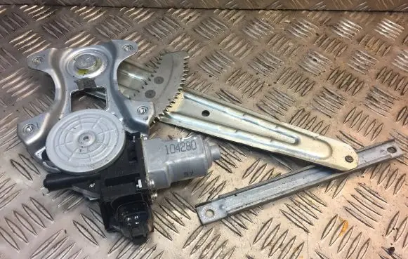 Rear window lifting mechanism without motor