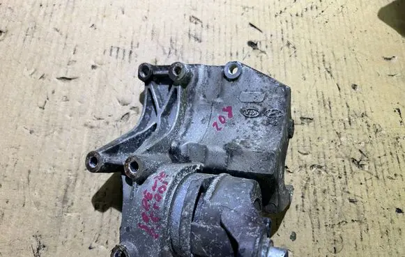 KIA Sorento Generator/alternator bracket 