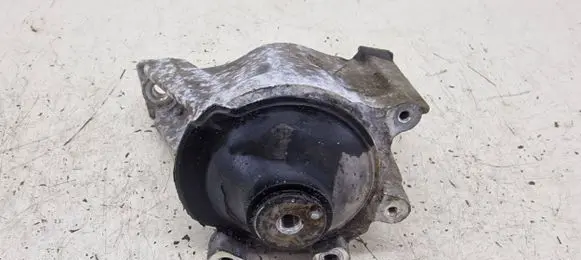 Honda CR-V Engine mount bracket