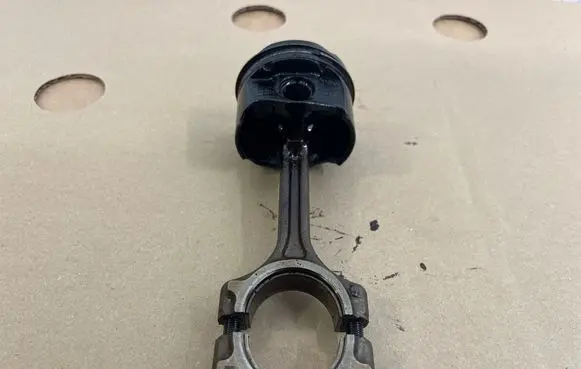 Mercedes-Benz CLA C118 X118 Piston with connecting rod 
