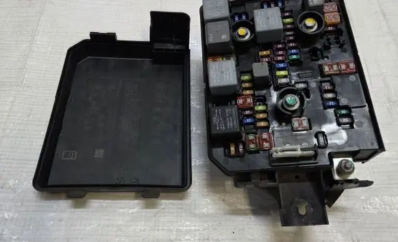 Chevrolet Trax Fuse box set 95131335