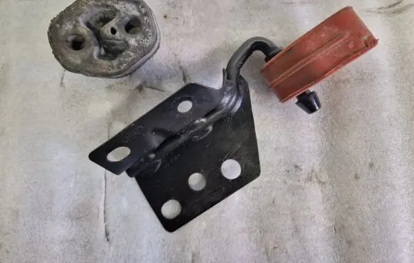 Ford Ecosport Muffler mount bracket/holder GN15N114A1ZBB 2S615A262FA 2S615A262EA