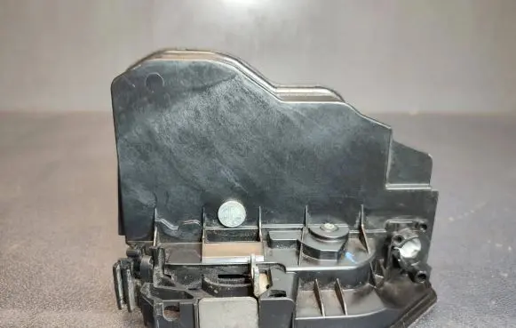 BMW X3 E83 Front door lock 7167071
