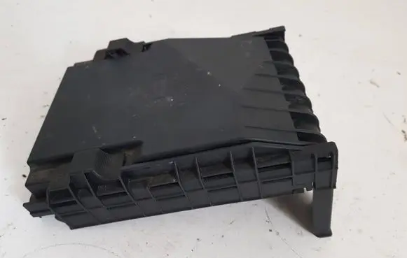 Volkswagen PASSAT B7 Fuse box cover 1K0937132F