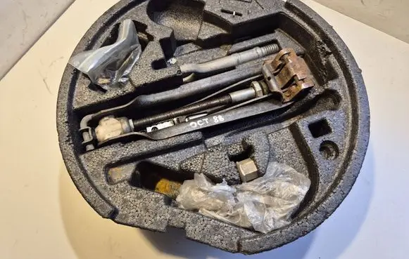 Skoda Octavia Mk2 (1Z) Tool set 1K6011031G 1T0805615