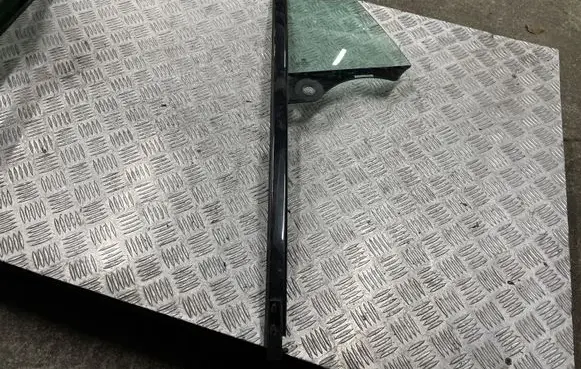Rear vent window glass