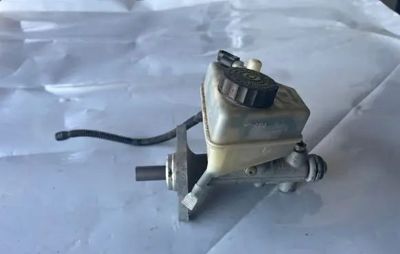 Mercedes-Benz C W203 Master brake cylinder 