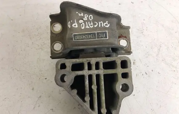Engine mount bracket
