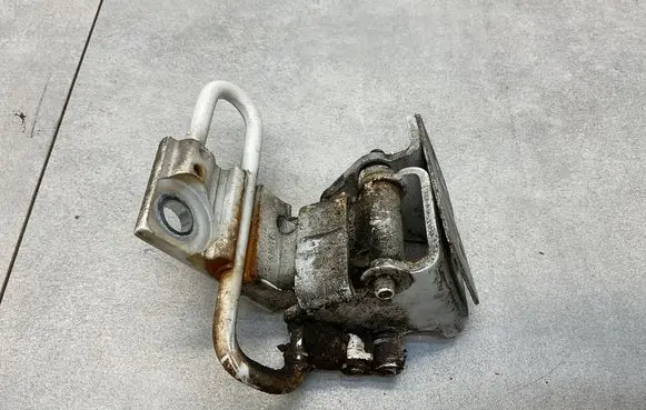 Volkswagen PASSAT CC Front door lower hinge 3C8831411A