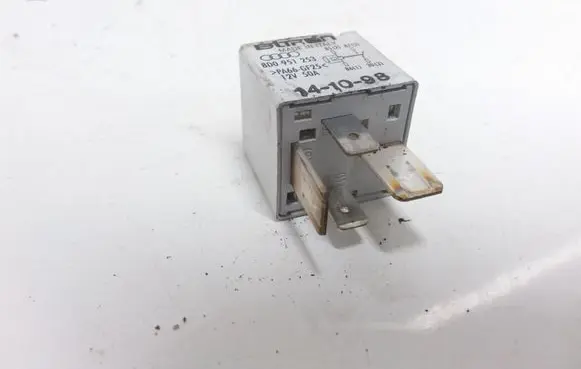 Volkswagen PASSAT B5 Other relay 8D0951253 370