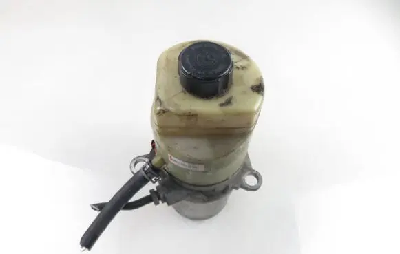 Ford Focus C-MAX Power steering pump 4M513K514AD