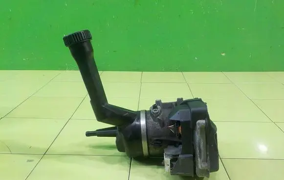 Peugeot 308 Power steering pump 9670700380