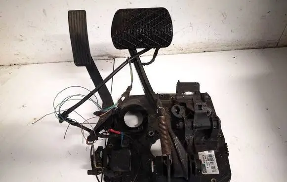 Mercedes-Benz Vaneo W414 Brake pedal a1682904001