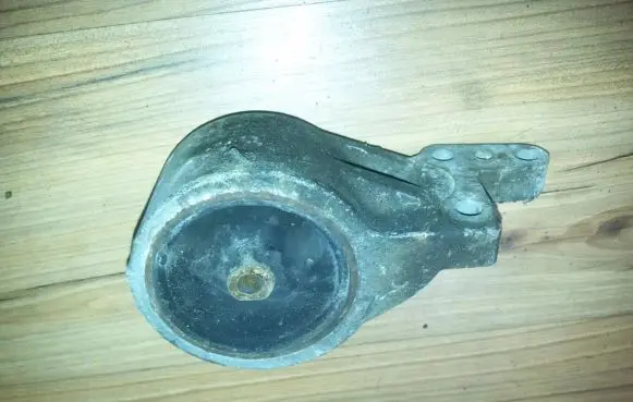 Nissan Primera Engine mount bracket