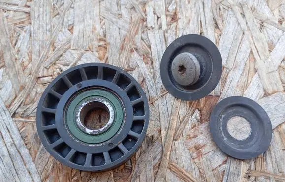 Hyundai i30 Generator/alternator belt tensioner