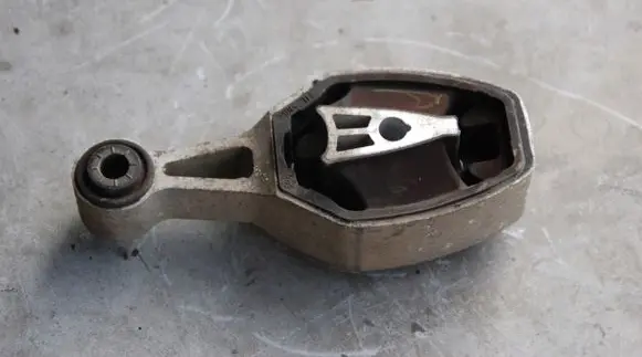 Citroen C3 Engine mounting bracket