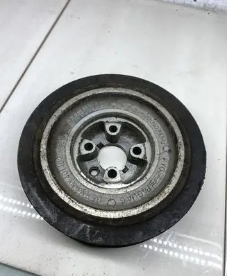 Volkswagen PASSAT B5 Crankshaft pulley 028105243K