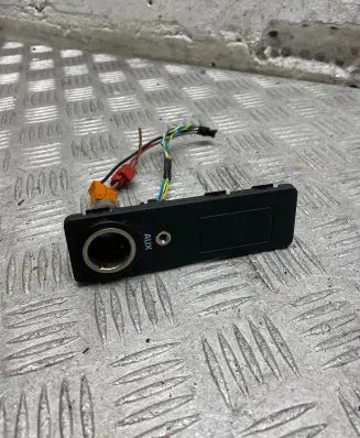 Jaguar XF X250 AUX in-socket connector 8X2319C166BA AXC53252705 05062009