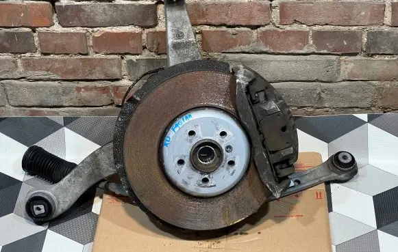Front wheel hub spindle knuckle