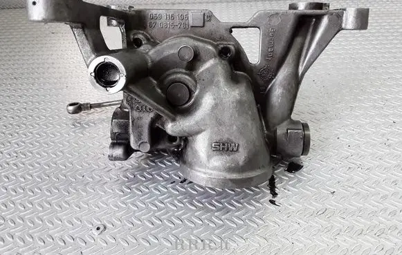 Audi A6 S6 C5 4B Oil pump 059115105