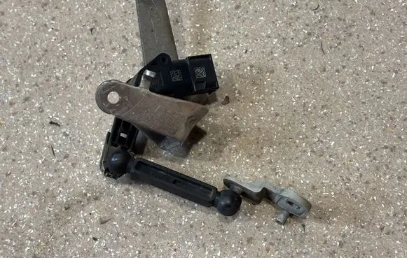 BMW 5 G60 G61 Rear air suspension level height sensor 8833854