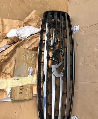 Infiniti FX Front bumper upper radiator grill 62310-CL000