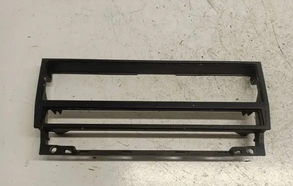 BMW 5 E39 Radio/GPS head unit trim 8247302