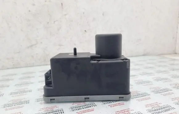 Volkswagen Golf III Central locking vacuum pump 1H0962257
