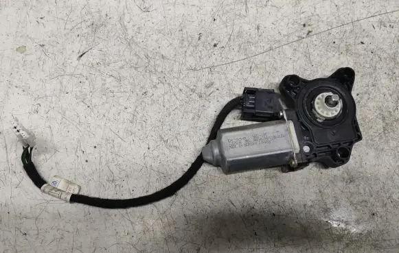 Mercedes-Benz C W203 Front door window regulator motor 119651105