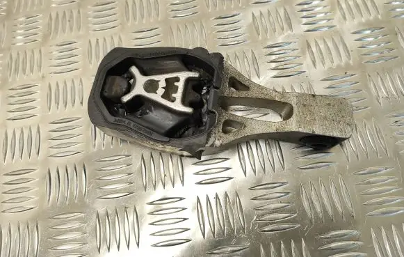 Citroen DS7 Crossback Engine mount bracket 9811786680