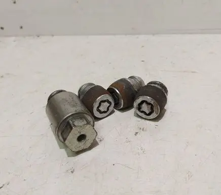 Mazda 3 II Anti-theft wheel nuts and lock 