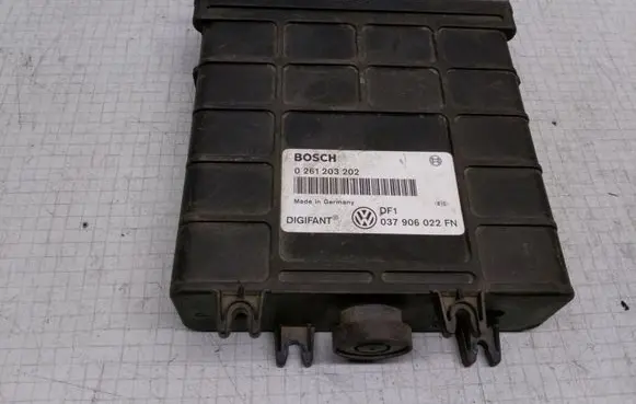 Volkswagen PASSAT B3 Engine control unit/module 0261203202 037906022FN