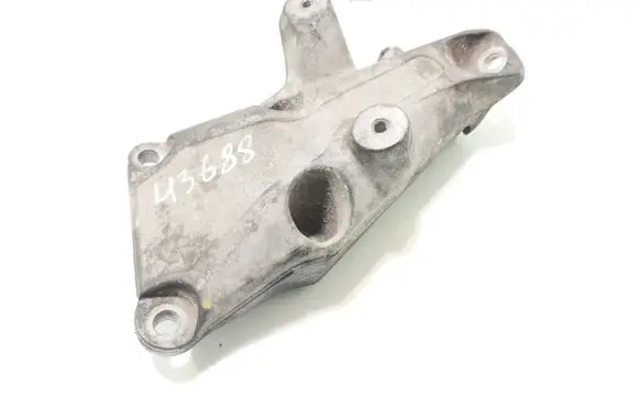 BMW 1 E81 E87 Engine mount bracket 6776529