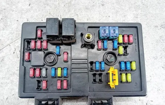 Chevrolet Captiva Fuse box set 96821082