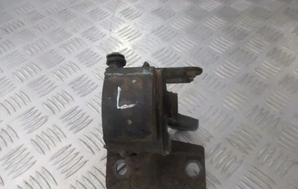 Toyota Avensis T220 Engine mounting bracket