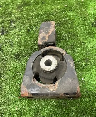 Toyota Avensis T250 Engine mount bracket