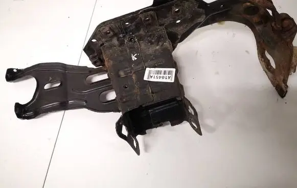Mercedes-Benz C W203 Front bumper mounting bracket 