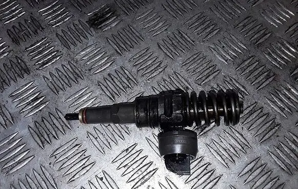 Skoda Octavia Mk2 (1Z) Fuel injector 0414720215 038130073ag