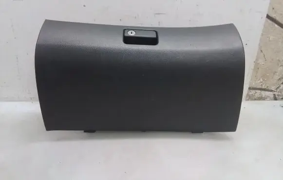 Toyota Avensis T250 Glove box