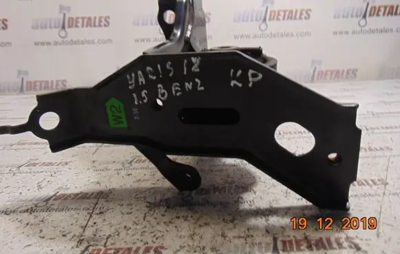 Toyota Yaris Engine mount bracket AVB9174