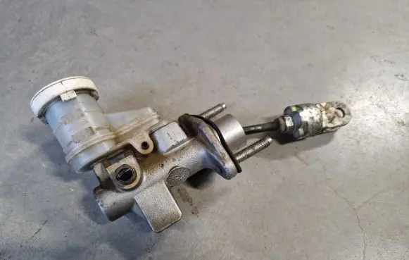Mitsubishi L200 Clutch master cylinder