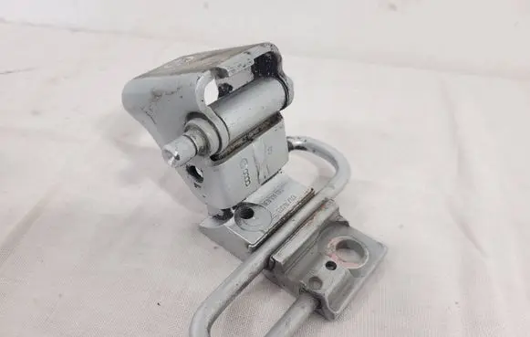 Audi A4 S4 B6 8E 8H Front door lower hinge 8E0831411B FDS1803