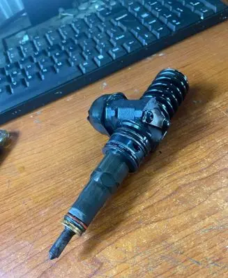 Volkswagen Golf V Fuel injector 036130073
