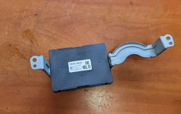 Suzuki Swift III Air conditioner control unit module 39530-68L01