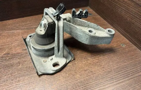 Renault Trafic II (X83) Engine mount bracket 8200378211 93858290