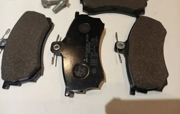 Mitsubishi Carisma Brake pads (front) MZ690333